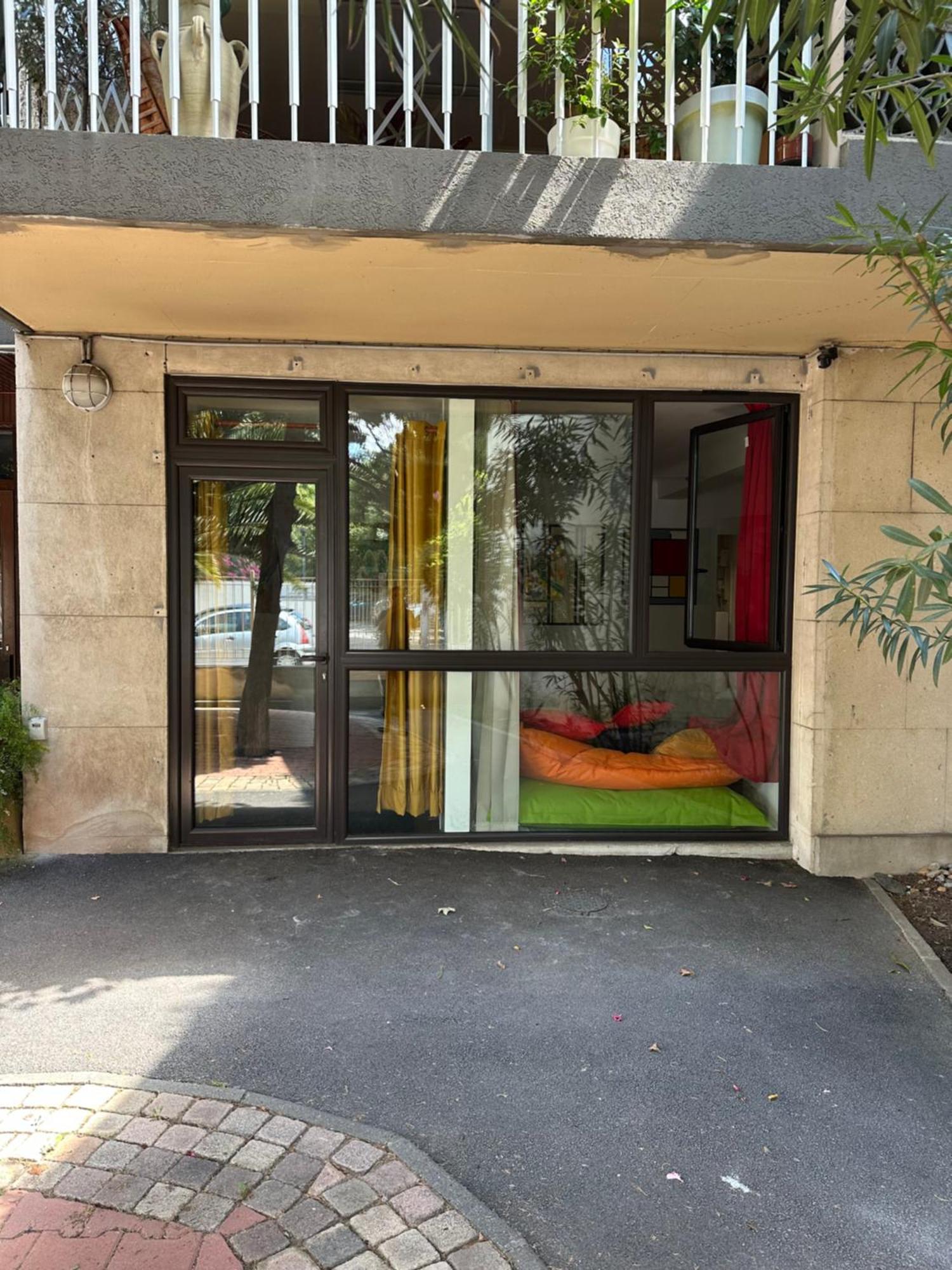 Pop Appart Appartement Artiste Configure En Galerie Dart A 200 M Du Centre Ville Avec Parking Prive Et Securise Gratuit Dans Copropriete Avignon Exterior photo